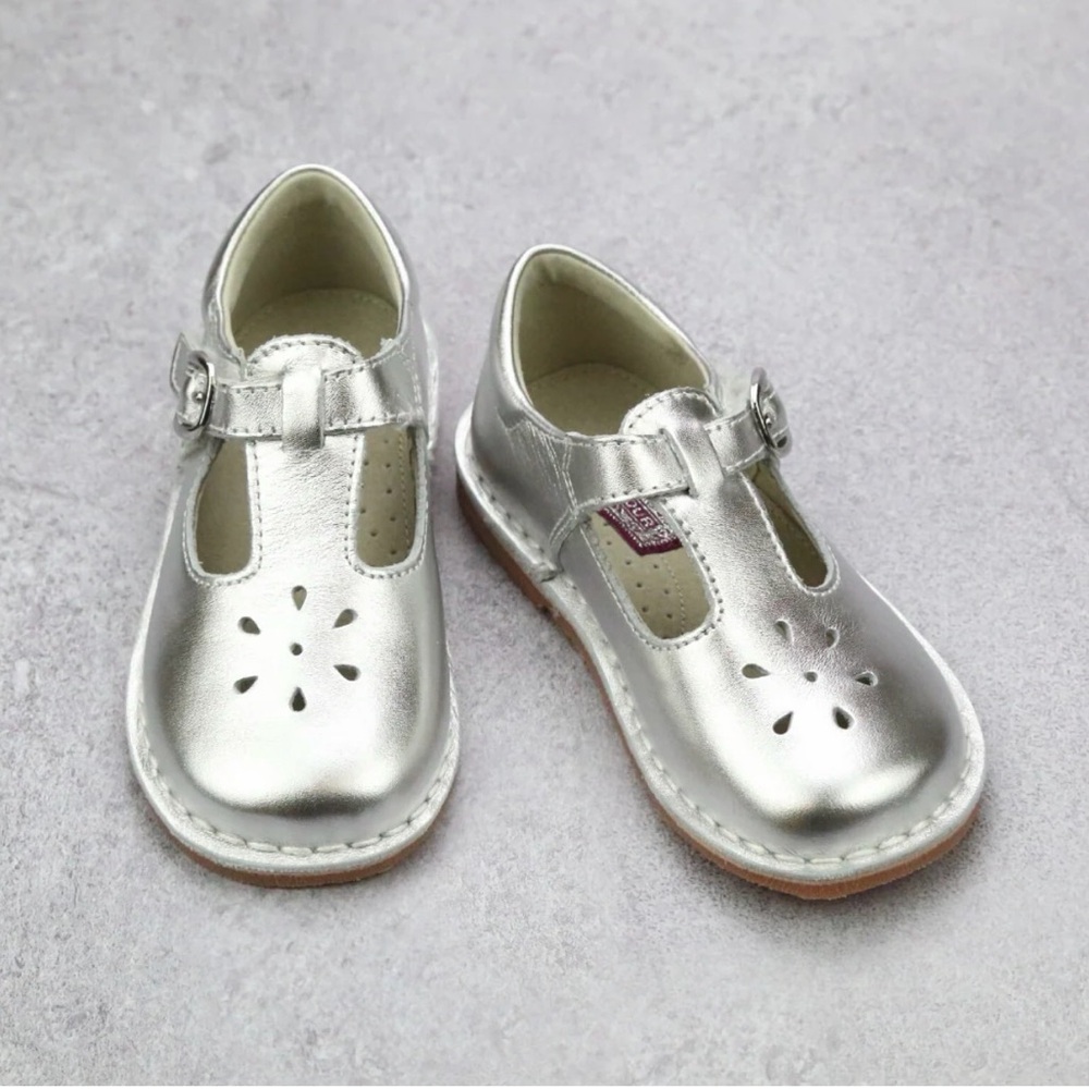 L’AMOUR Angie Scalloped T-Strap Mary Jane Silver shoes Sz 10